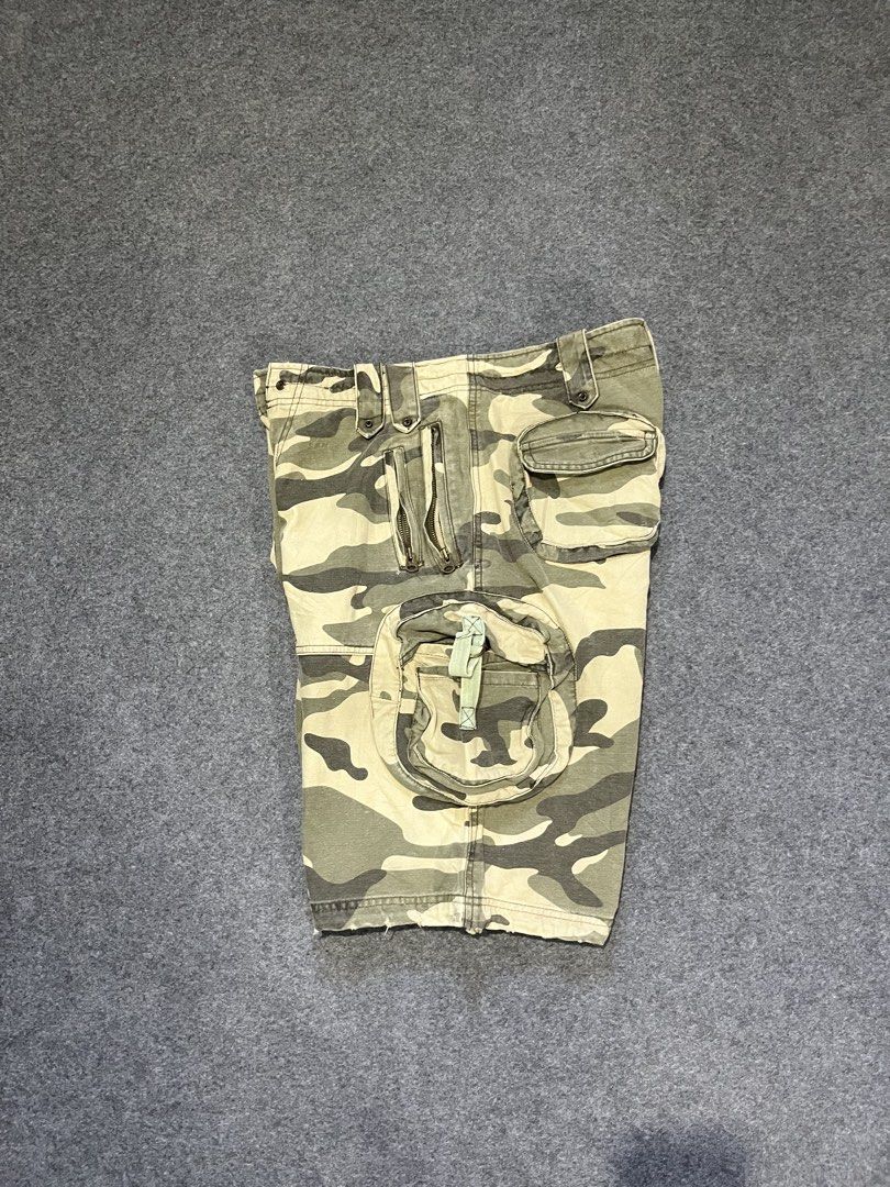 Camouflage cargo short (Category: Shorts) located in Lapu Lapu. Submitted by jhonrener41426 (Listing ID 1470613021, Image 3). Description: Size 32 Length-22.5 Leg opening-12 Excellent condition Color rate 9.5/10 Authentic Issue none .