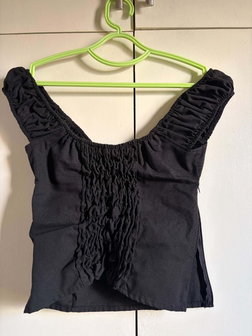 Candy Elisse Top (Category: Sleeveless) located in Quezon City. Submitted by gruthbue (Listing ID 1470565451, Image 2). Description: 📍Seller Loc.: Quezon City, Metro Manila Payment 1st (GCash/BDO) Grab Express/Lalamove or Meet up.