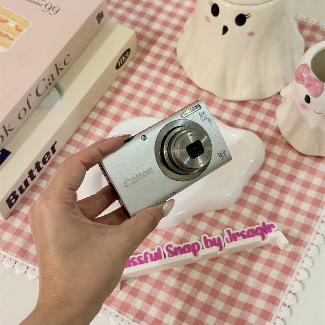 Canon PowerShot A2300 HD Digital Camera (Category: Cameras) located in Manila. Submitted by decluttered_by.kisses (Listing ID 1470583946, Image 3). Description: Model: Can♡n Powershot a2300 ♡₊˚ price: [🔖 ₱7,200 + SF ] ╰┈➤ comment “mine” 🛒 IG: @blissful.snap FB Page: Blissful Snap Tiktok: Blissful.snap 🌸 𝗱𝗲𝘁𝗮𝗶𝗹𝘀: 📸 – Key Features • 16 MP CCD sensor • 5× optical zoom (28–140 mm equivalent) • DIGIC 4 image processor • 2.7″ / 230k-dot LCD 