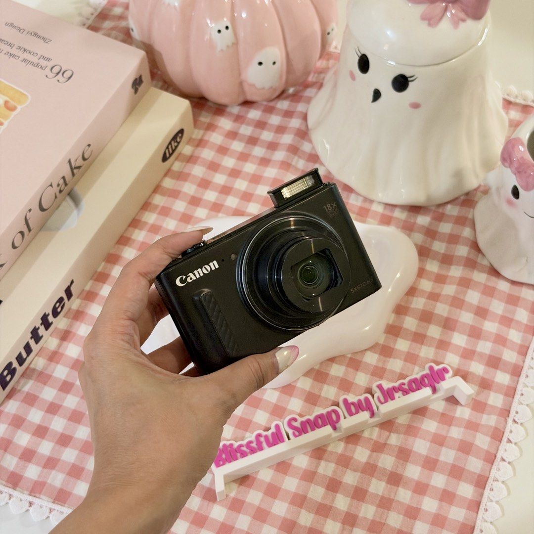 Canon PowerShot SX610 HS Digital Camera (Category: Cameras) located in Manila. Submitted by decluttered_by.kisses (Listing ID 1470583307, Image 3). Description: Model: Canon Powershot SX610 HS ♡₊˚ - pop up flash & built in WiFi price: [₱14,999 + SF ] ╰┈➤ comment “mine” 🛒 IG: @ blissful.snap FB Page: Blissful Snap Tiktok: @ blissful.snap 🌸 𝗱𝗲𝘁𝗮𝗶𝗹𝘀: 📸 – Key Features • 20.2MP CMOS sensor • 18x optical zoom • Pop-up flash • Built-in Wi-Fi a