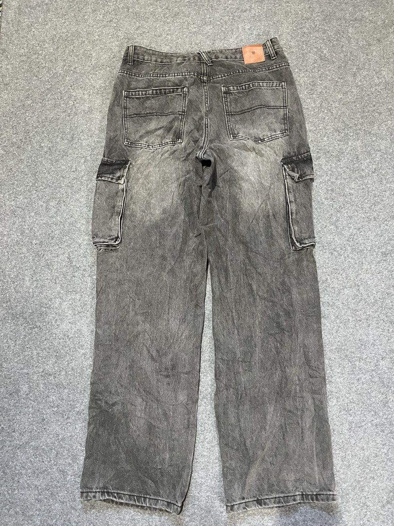 Cargo wash baggy pants (Category: Joggers) located in Lapu Lapu. Submitted by jhonrener41426 (Listing ID 1470616508, Image 2). Description: Size 30 Thigh-13 Length-41 Leg opening-9.5 Hard denim Excellent condition Color rate 9.5/10 Authentic Issue none .