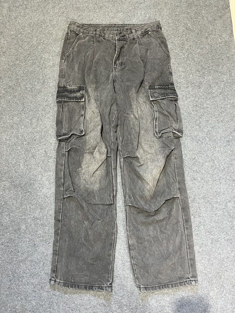 Cargo wash baggy pants (Category: Joggers) located in Lapu Lapu. Submitted by jhonrener41426 (Listing ID 1470616508, Image 1). Description: Size 30 Thigh-13 Length-41 Leg opening-9.5 Hard denim Excellent condition Color rate 9.5/10 Authentic Issue none .