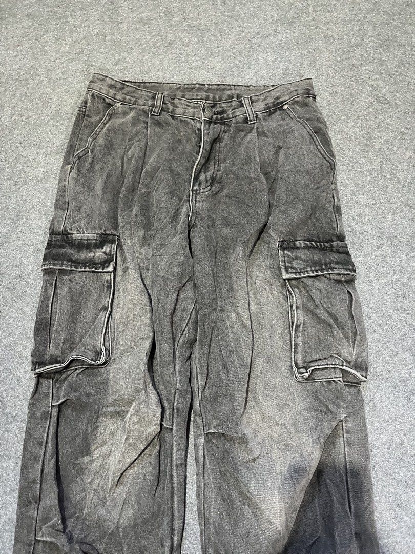 Cargo wash baggy pants (Category: Joggers) located in Lapu Lapu. Submitted by jhonrener41426 (Listing ID 1470616508, Image 3). Description: Size 30 Thigh-13 Length-41 Leg opening-9.5 Hard denim Excellent condition Color rate 9.5/10 Authentic Issue none .