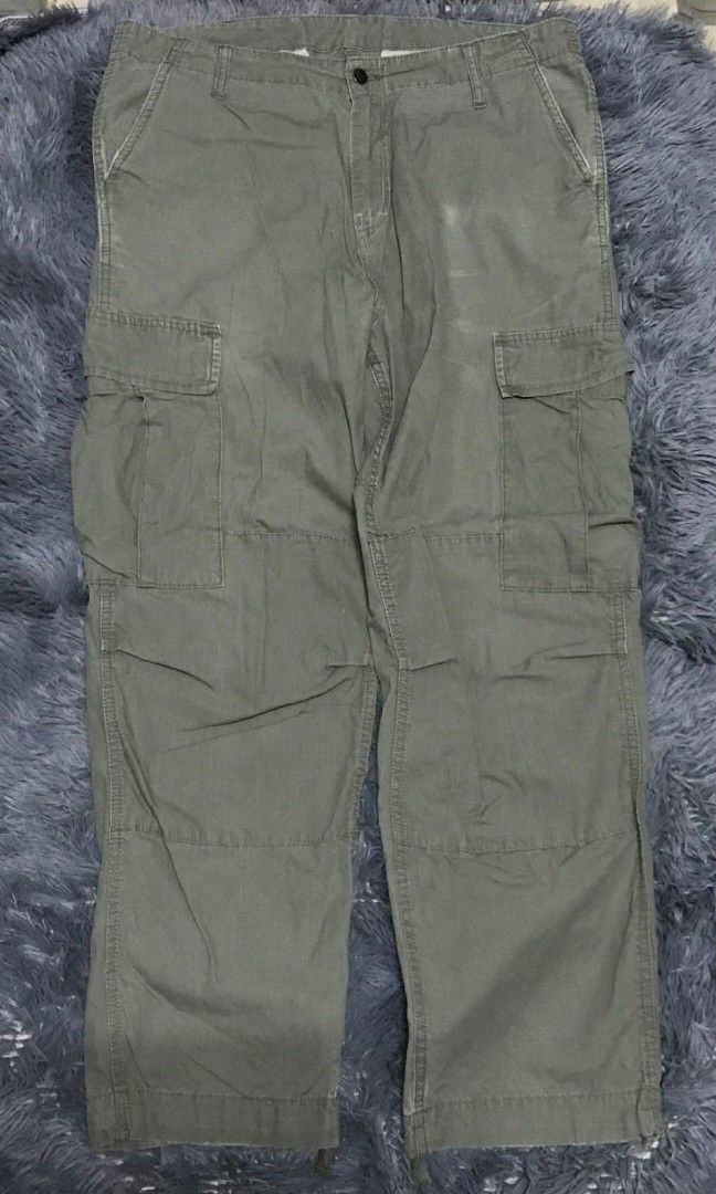 Carhartt Regular Cargo Pants Olive Green (Category: Chinos) located in Manila. Submitted by thrift_marvs (Listing ID 1470723563, Image 1). Description: Carhartt Regular Cargo Pants Olive Green Very Good Condition Check on Pic Minimal Issue Size 36 Length 42 Leg Opening 9 2000 PLUS SHIPPING FEE.
