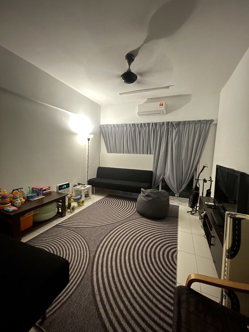 Carpet pattern large (Category: Carpets, Mats & Flooring) located in Kuala Lumpur. Submitted by amiliamnn (Listing ID 1470690613, Image 1). Description: Carpet nipis tapi sizing 6xl Ok lagi takde koyak apa just kene vacuum Letgo murah nak pindah.