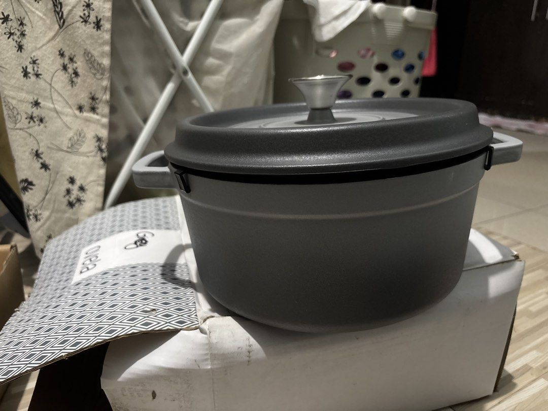 Cast iron 5L (Category: Cookware & Accessories) located in Quezon City. Submitted by swiftmountain_3d2aea (Listing ID 1470586041, Image 2). Description: Australian brand Brand new with box Heavy Duty Durable Oven safe Induction safe Qc area .
