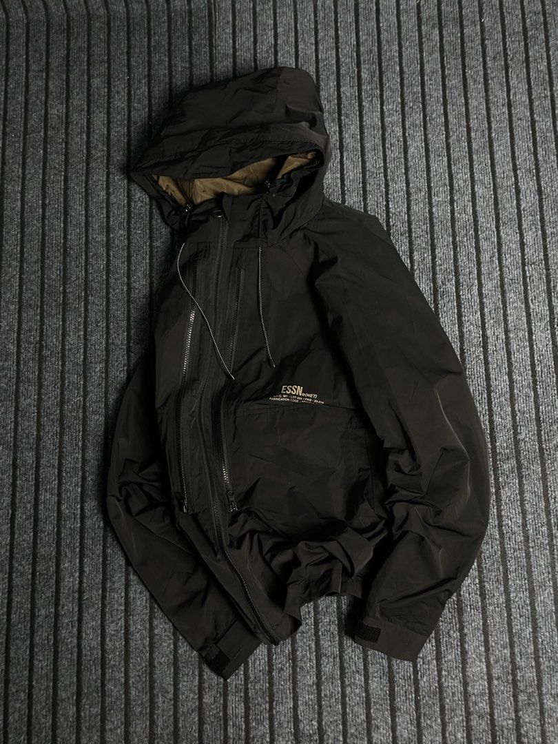 Catalog ESSN - Funcitonal Outdoor Windbreaker Shell Jacket (Category: Coats, Jackets and Outerwear) located in Puerto Princesa. Submitted by palawan.swagdealer (Listing ID 1470722515, Image 1). Description: All details are provided Kindly check each photo No major flaws In very good - excellent condition.