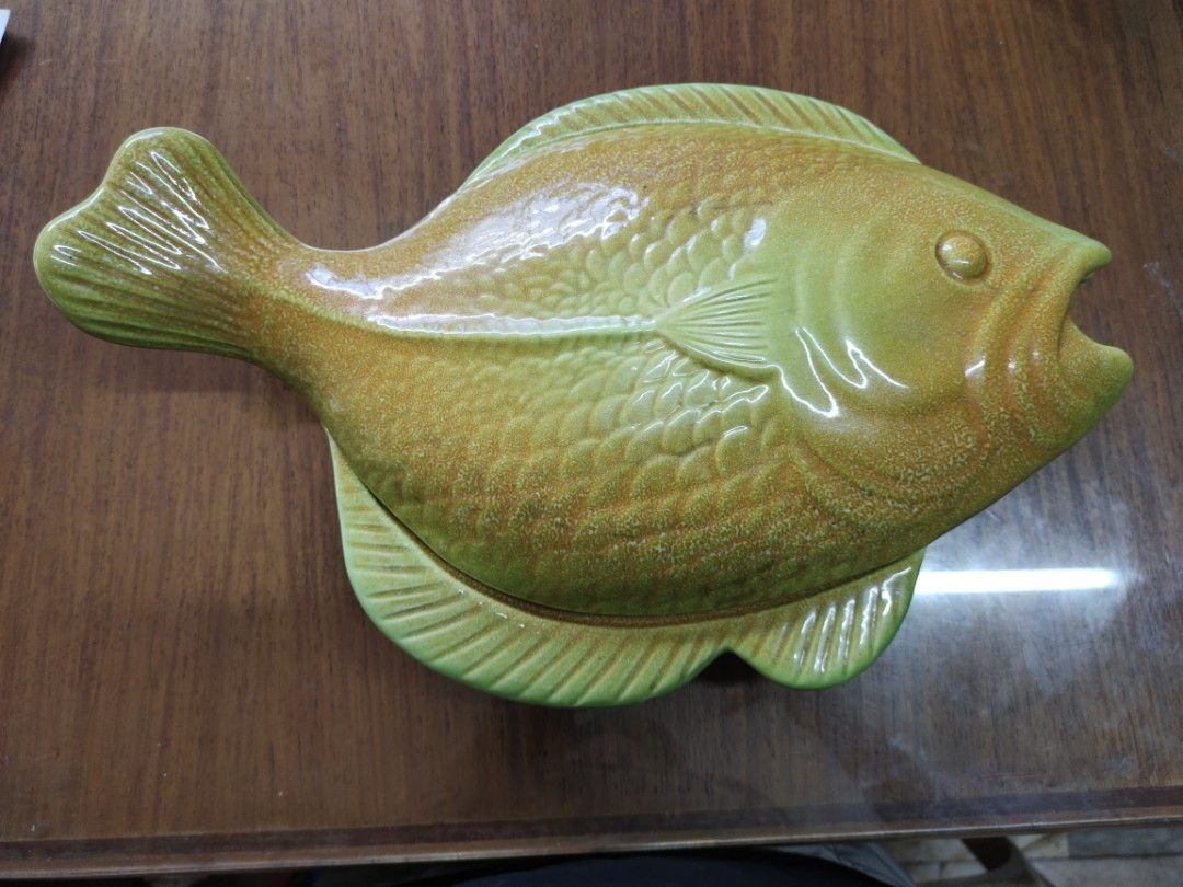 Ceramic fish-shaped plate with lid (Category: Dinnerware & Cutlery) located in Pasig City. Submitted by various.stuff.and.hoards (Listing ID 1470631063, Image 1). Description: babasagin antique 30+ years old with minor dent as seen on the picture unique design, hollow, can be also used for dishes with sauce or soup.