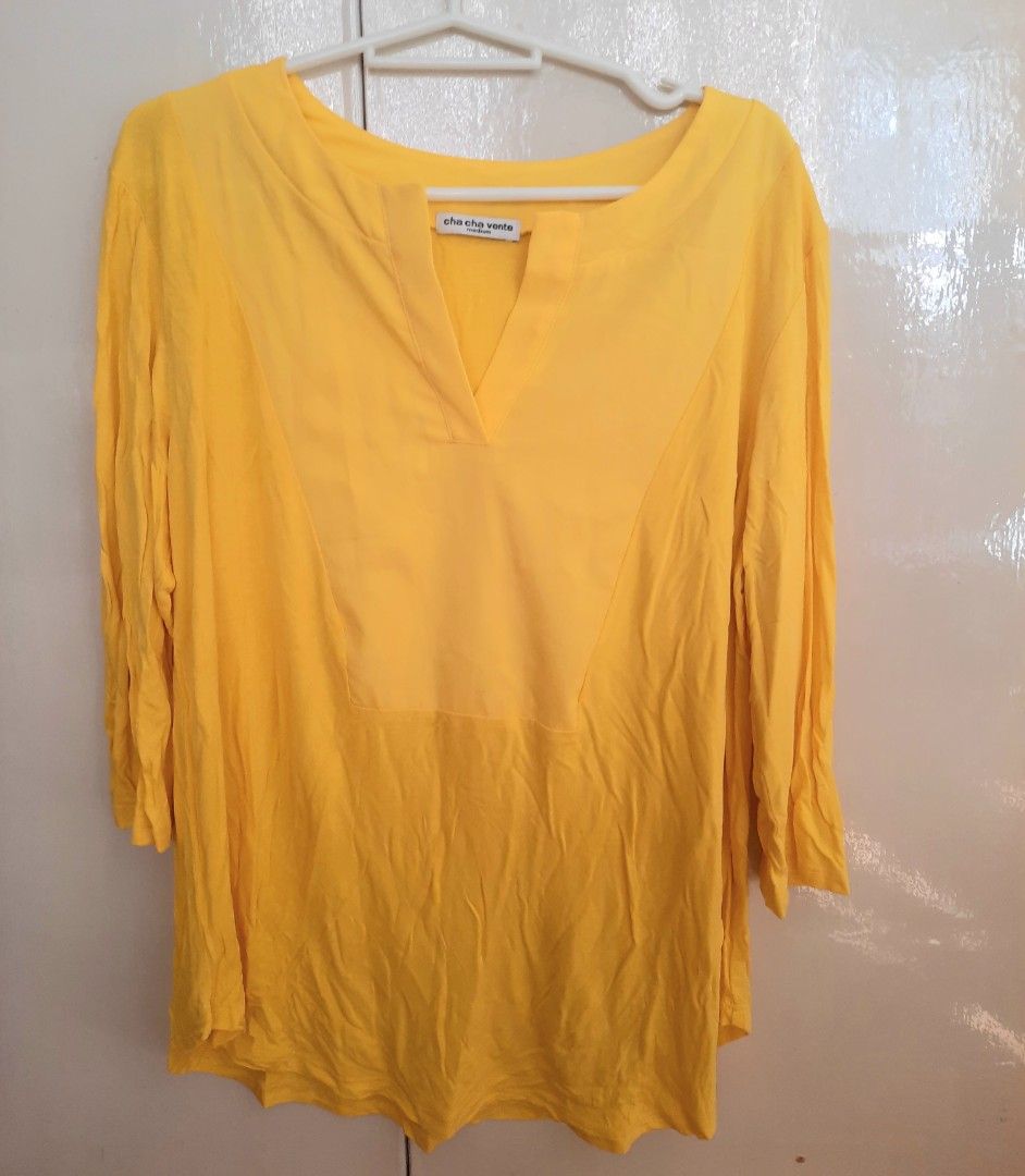 Cha Cha Vento Bright Yellow Split V-Neck Tunic Top Blouse (Category: Longsleeves) located in Quezon City. Submitted by dannikkishoppe2 (Listing ID 1470679253, Image 2). Description: Cha Cha Vento Bright Yellow Split V-Neck Tunic Top Blouse ‼️₱250‼️ • Front Panel: Bib-style contrasting textured front panel • Sleeves: 3/4 length sleeves • Fit: Relaxed, comfortable pullover style medium on tag, can fit up to large Please manage your expectations as 