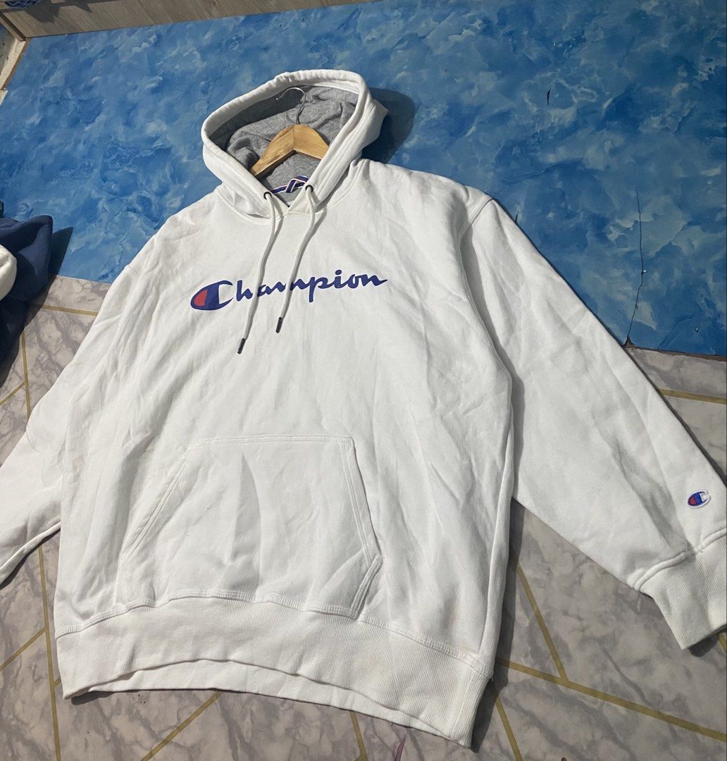 Champion (Category: Hoodies) located in Binan City. Submitted by rnj_affordable (Listing ID 1470729342, Image 3). Description: no issue.