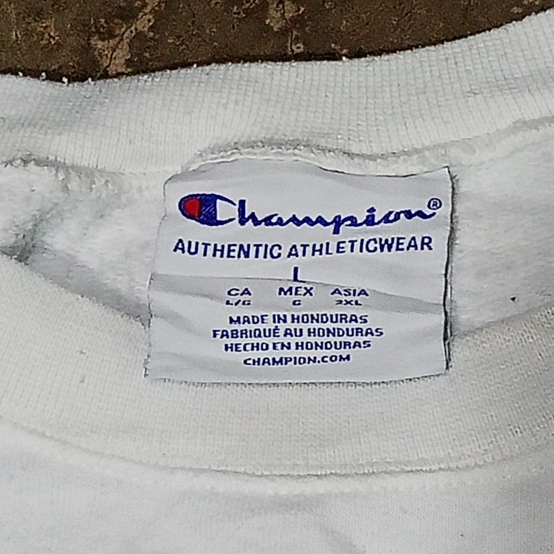 Champion 2000s Black White Crewneck Sweatshirt (L) (Category: Coats, Jackets and Outerwear) located in Davao. Submitted by sangkalamsthrift88 (Listing ID 1470719829, Image 2). Description: .