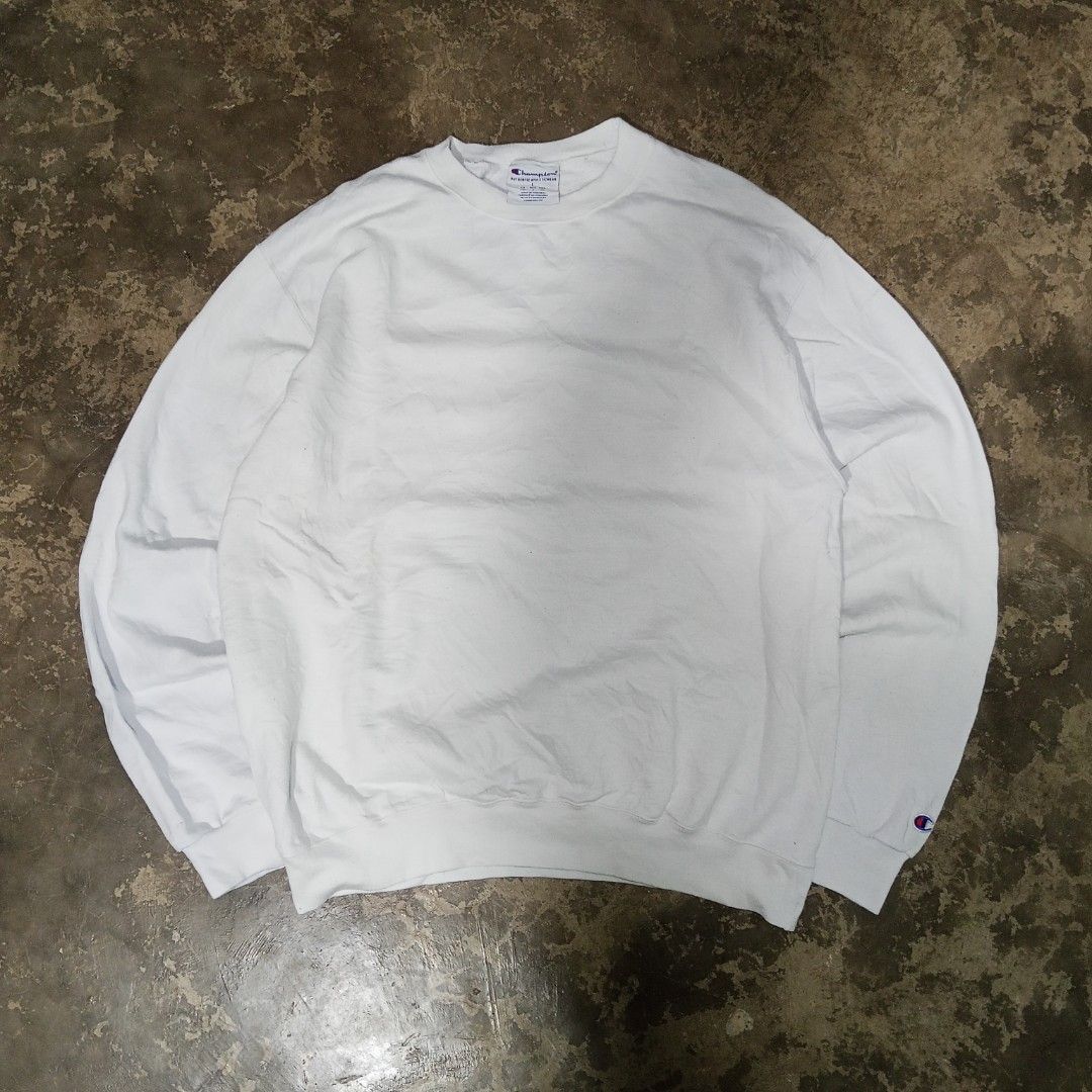 Champion 2000s Black White Crewneck Sweatshirt (L) (Category: Coats, Jackets and Outerwear) located in Davao. Submitted by sangkalamsthrift88 (Listing ID 1470719829, Image 1). Description: .