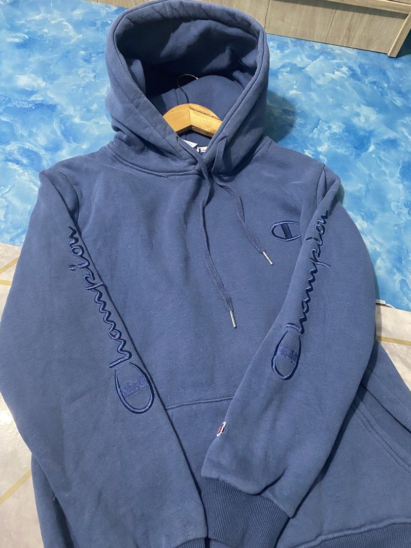 Champion Hoodie jacket (Category: Hoodies) located in Binan City. Submitted by rnj_affordable (Listing ID 1470729443, Image 3). Description: no issue embroided script.