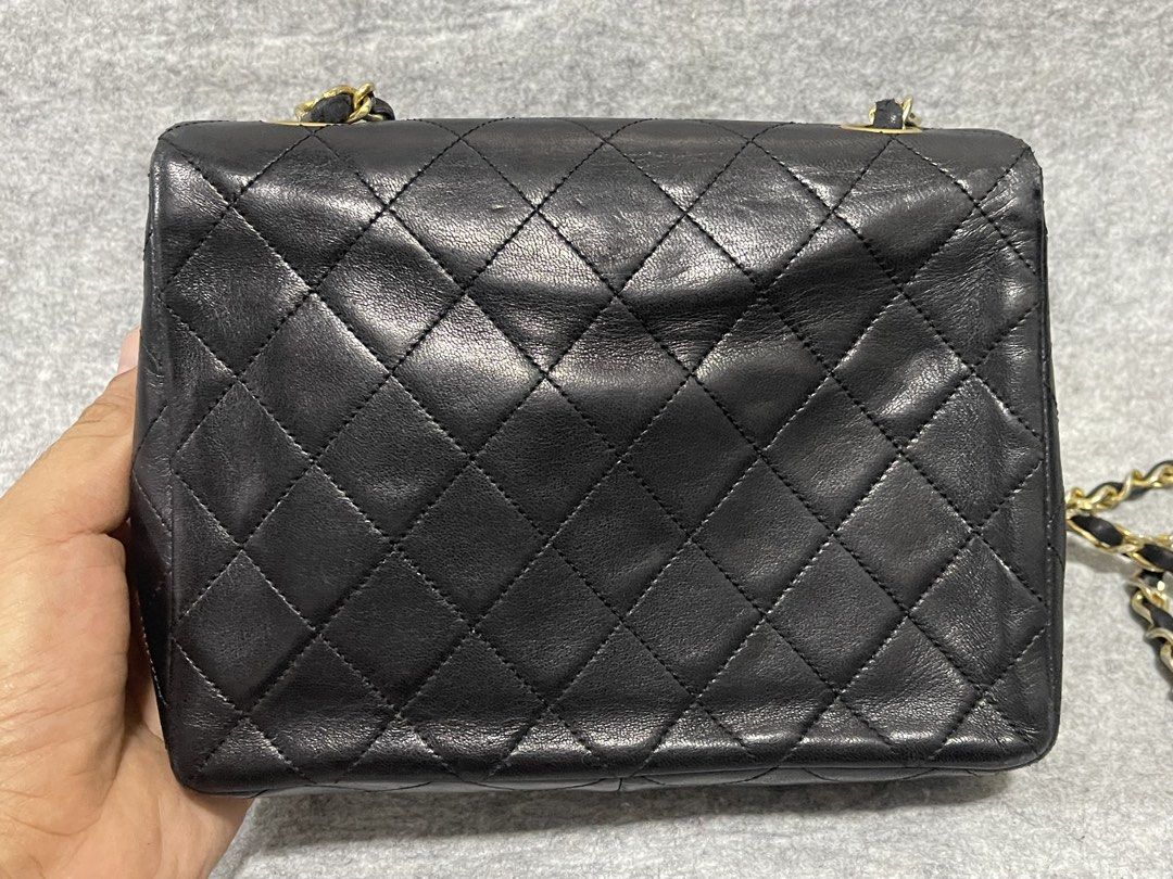 chanel (Category: Shoulder Bags) located in Calamba. Submitted by thriftingoverload (Listing ID 1470601166, Image 3). Description: missing logo may rubs narin sa corner meet up calamba laguna area.