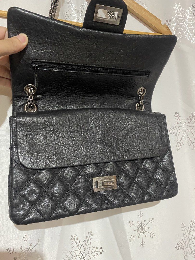 Chanel 2.55 Reissue Flap Bag (Category: Shoulder Bags) located in Manila. Submitted by cgy9000 (Listing ID 1470686399, Image 3). Description: inner leather lang yung issue, outside portion is walang issue .