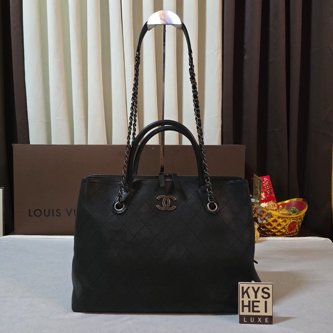 Chanel Caviar Quilted Tote 🖤 (Category: Luxury Bags & Wallets) located in Paranaque City. Submitted by kyshei (Listing ID 1470671041, Image 1). Description: 💯legit/,orig money back guaranteed‼️👍.