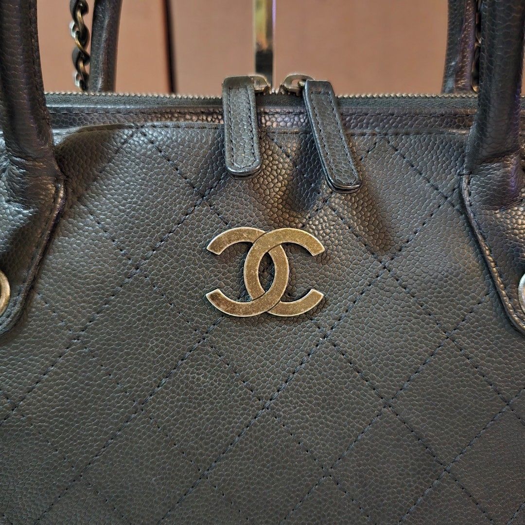 Chanel Caviar Quilted Tote 🖤 (Category: Luxury Bags & Wallets) located in Paranaque City. Submitted by kyshei (Listing ID 1470671041, Image 2). Description: 💯legit/,orig money back guaranteed‼️👍.