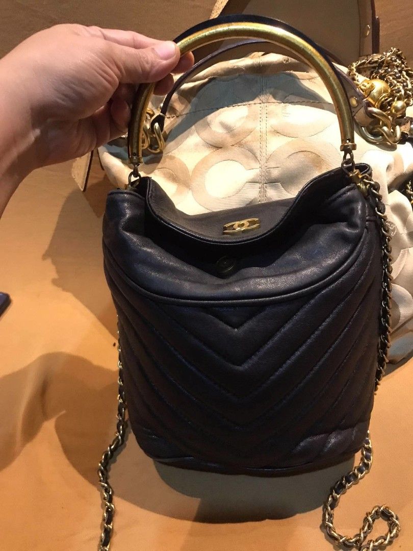 Chanel Chevron Quilted Leather Handbag with Chain Strap (Category: Shoulder Bags) located in Midsayap. Submitted by purse_gedo (Listing ID 1470668258, Image 1). Description: - Brand: Chanel - Material: Premium black leather with chic chevron quilting - Hardware: Elegant gold-tone CC logo - Design: Bucket style with drawstring closure and rigid metal top handle - Strap: Versatile chain and leather shoulder strap - Size: Compact and daily-wear frie