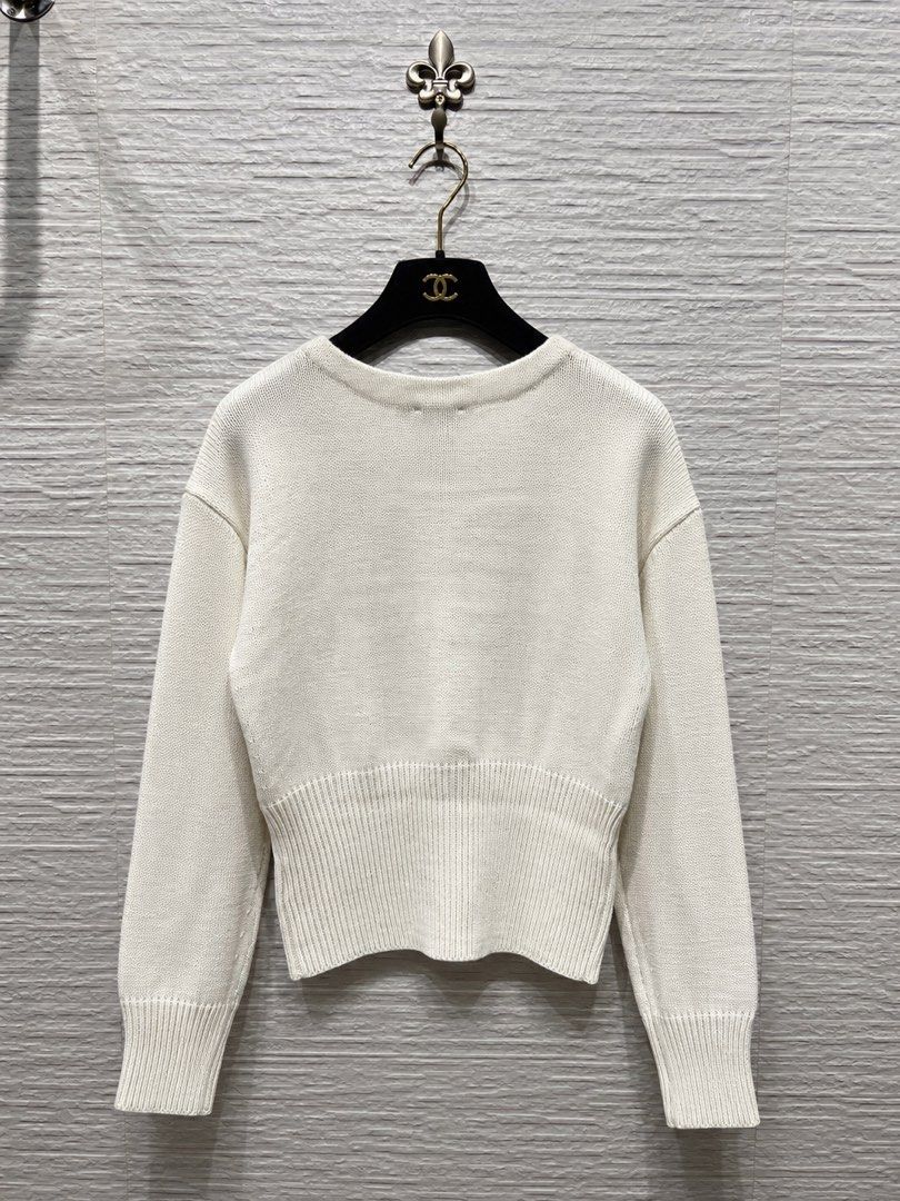 ⚜️Chanel Coco Neige 2026 sweater | pullover top (Category: Luxury Apparel) located in Makati City. Submitted by 90sangel (Listing ID 1470608208, Image 3). Description: .