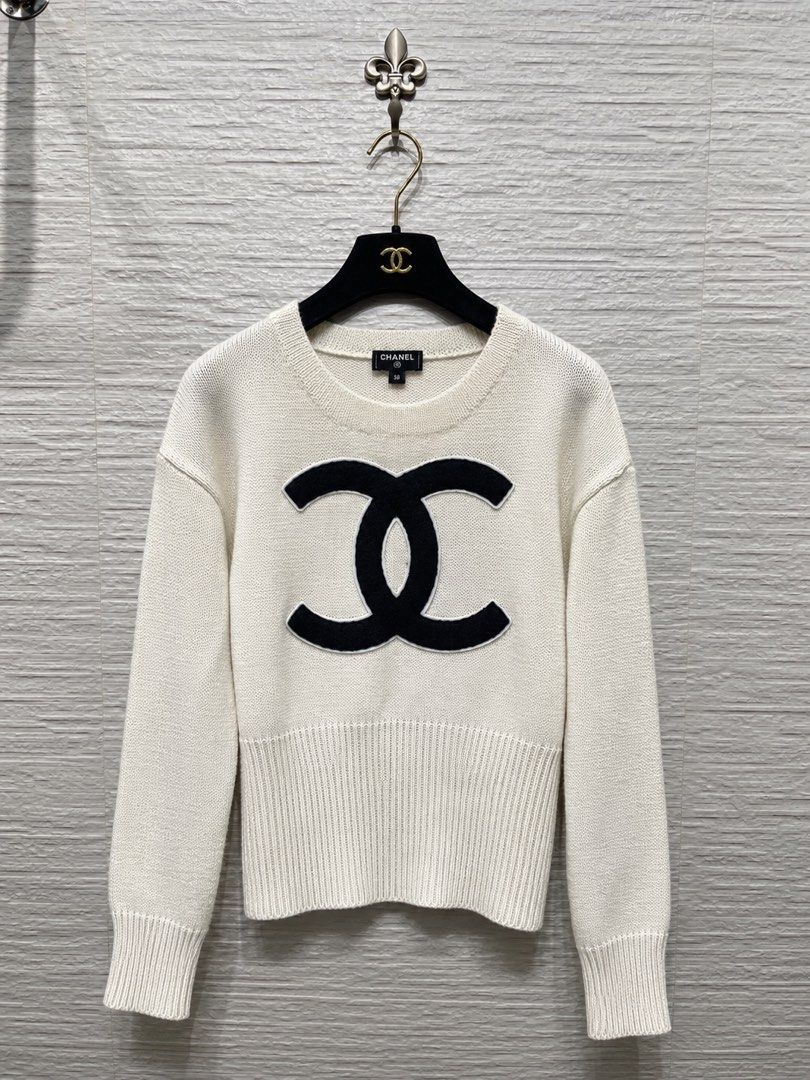 ⚜️Chanel Coco Neige 2026 sweater | pullover top (Category: Luxury Apparel) located in Makati City. Submitted by 90sangel (Listing ID 1470608208, Image 2). Description: .