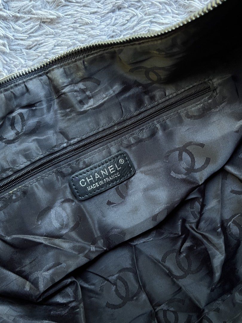 CHANEL HOBO BAG (Category: Shoulder Bags) located in Dipolog. Submitted by janja2002 (Listing ID 1470701355, Image 3). Description: ISSUE MISSING ZIPPER PULLER.