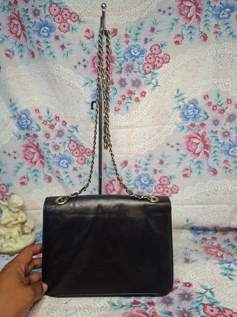 Chanel sling bag (Category: Cross-body Bags) located in General Mariano Alvarez. Submitted by adonid (Listing ID 1470648239, Image 2). Description: GOOD CONDITION CHANEL SLING BAG NORMAL SIGN OF USAGD ONLY.