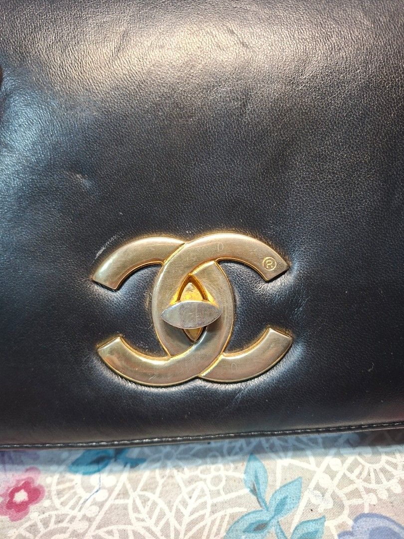 Chanel sling bag (Category: Cross-body Bags) located in General Mariano Alvarez. Submitted by adonid (Listing ID 1470648239, Image 3). Description: GOOD CONDITION CHANEL SLING BAG NORMAL SIGN OF USAGD ONLY.