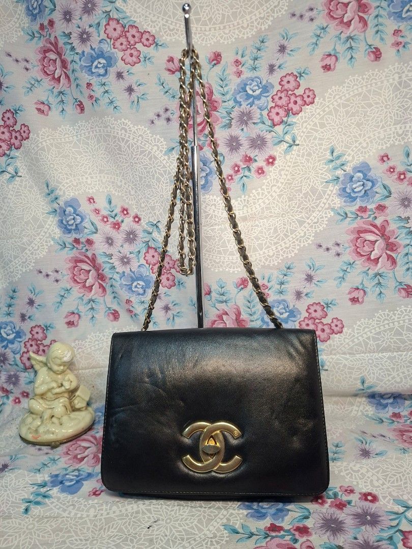Chanel sling bag (Category: Cross-body Bags) located in General Mariano Alvarez. Submitted by adonid (Listing ID 1470648239, Image 1). Description: GOOD CONDITION CHANEL SLING BAG NORMAL SIGN OF USAGD ONLY.