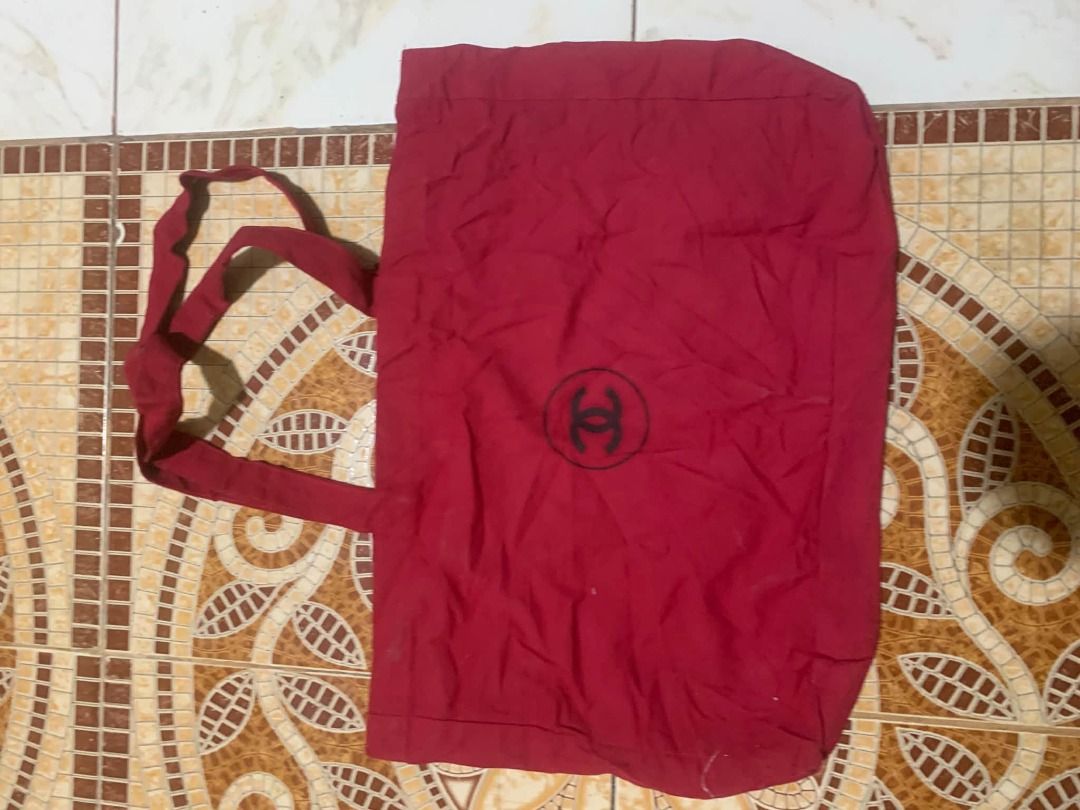 Chanel Tote bag (Category: Tote Bags) located in General Santos City (Dadiangas). Submitted by kirbyacuna06398 (Listing ID 1470570769, Image 2). Description: size L excellent condition no issue 6h shipped.