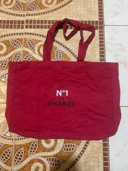 Chanel Tote bag (Category: Tote Bags) located in General Santos City (Dadiangas). Submitted by kirbyacuna06398 (Listing ID 1470570769, Image 1). Description: size L excellent condition no issue 6h shipped.