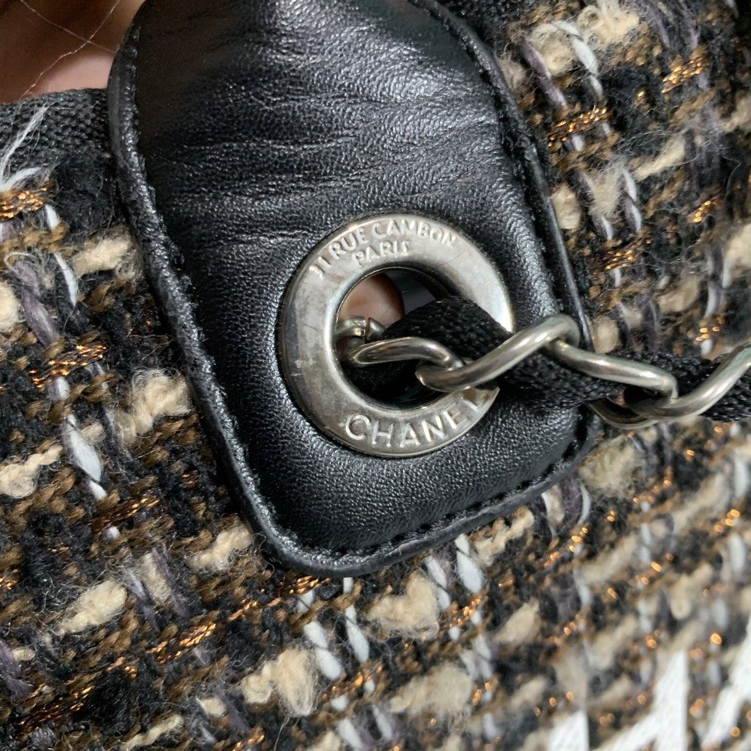 Chanel tweed tote bag (Category: Luxury Bags & Wallets) located in Davao. Submitted by jandyfuert21303 (Listing ID 1470682126, Image 3). Description: Excellent condition Ganda neto sa personal Bagay sayo to madam Large Have chain strap sling Tote - shoulder bag .