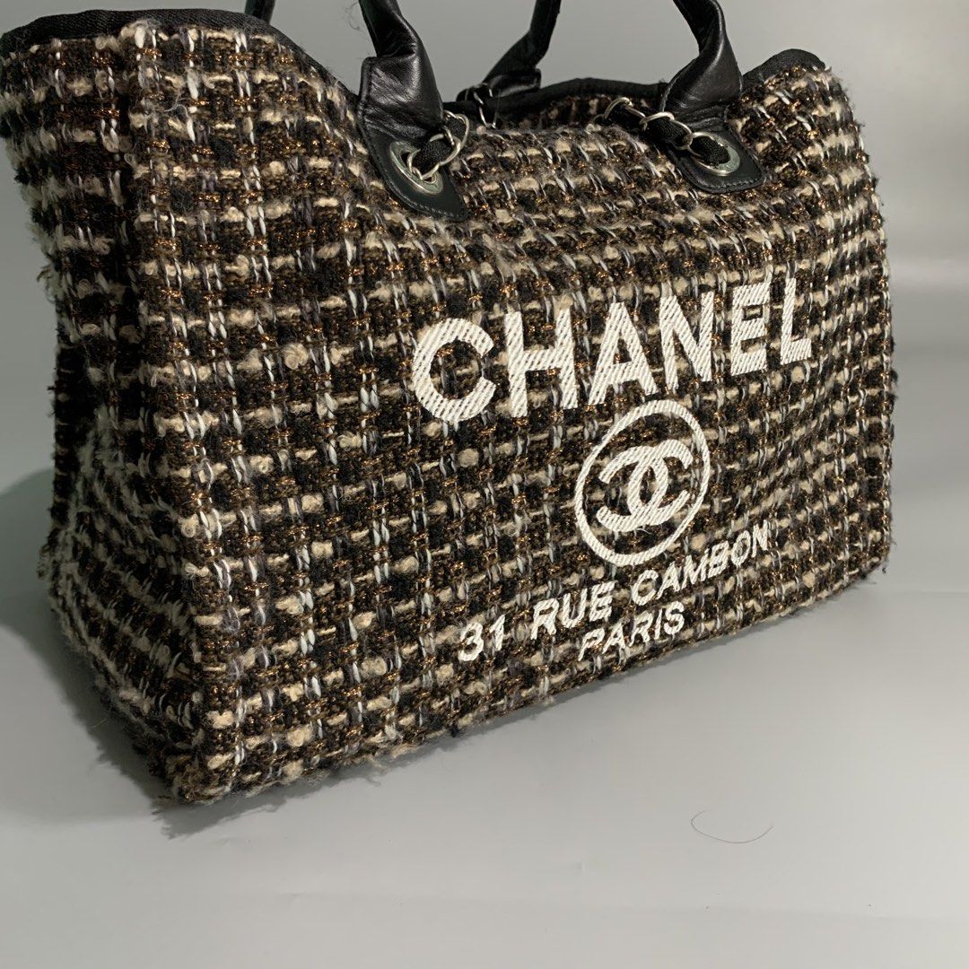 Chanel tweed tote bag (Category: Luxury Bags & Wallets) located in Davao. Submitted by jandyfuert21303 (Listing ID 1470682126, Image 2). Description: Excellent condition Ganda neto sa personal Bagay sayo to madam Large Have chain strap sling Tote - shoulder bag .