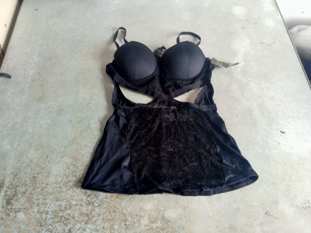 Chemise US BBEWTAG (Category: Undergarments & Loungewear) located in Los Banos. Submitted by mania-62906 (Listing ID 1470595215, Image 1). Description: BNEWTAG. US Medium. Black.