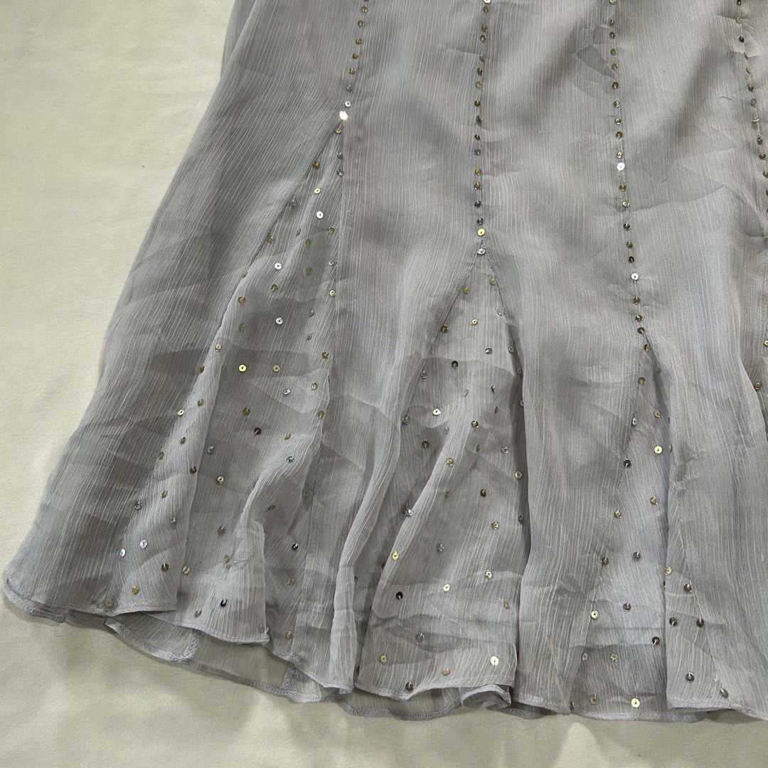 SOLD | chic gray sheer sequined midi length skirt (Category: Skirts) located in Pagadian. Submitted by yowna_declutters (Listing ID 1470648324, Image 3). Description: sp 350 co 500 lock 799 w 27-28 le 26 inch .