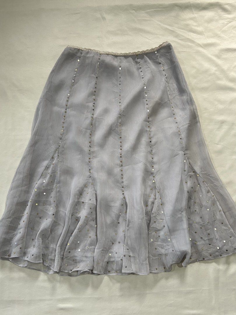 SOLD | chic gray sheer sequined midi length skirt (Category: Skirts) located in Pagadian. Submitted by yowna_declutters (Listing ID 1470648324, Image 1). Description: sp 350 co 500 lock 799 w 27-28 le 26 inch .