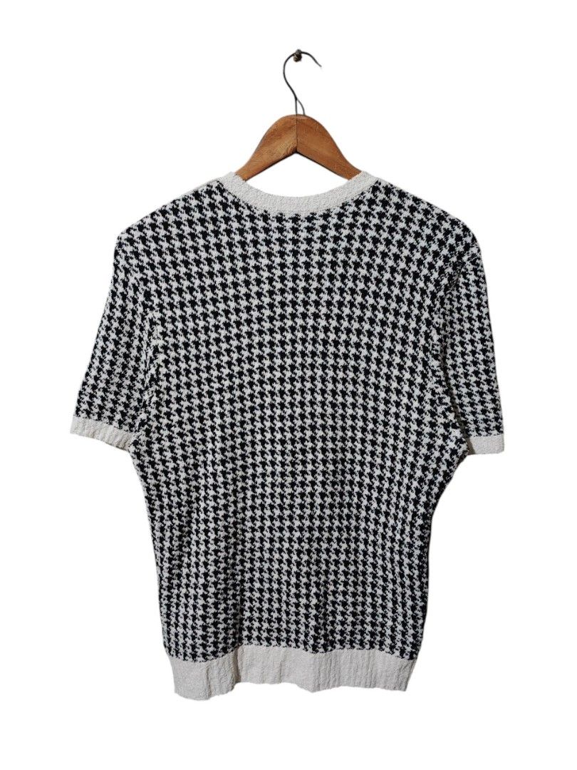 CHRISTIAN DIOR HOUNDSTOOTH KNITTED TOP (Category: Others Tops) located in Iloilo. Submitted by gooddimes (Listing ID 1470706546, Image 2). Description: Christian Dior Houndstooth Knitted Top Pearl Logos Cotton-Blend Knit Size on tag: 40 Dimes: 17-19x24L Issue/s: Missing necktag Color rate: 9.8/10 Excellent condition ₱1,499 +sf Reminders: - All items are thrifted, please manage your expectations - Color may vary due to lighting - Please wash befor