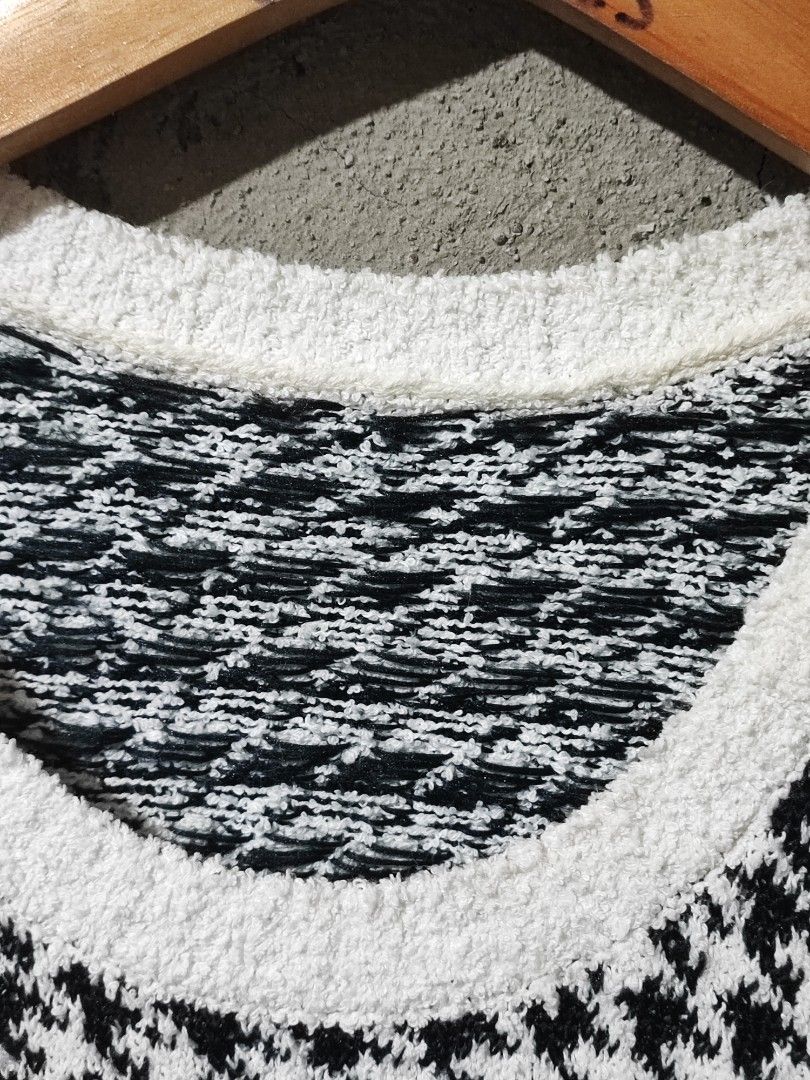 CHRISTIAN DIOR HOUNDSTOOTH KNITTED TOP (Category: Others Tops) located in Iloilo. Submitted by gooddimes (Listing ID 1470706546, Image 3). Description: Christian Dior Houndstooth Knitted Top Pearl Logos Cotton-Blend Knit Size on tag: 40 Dimes: 17-19x24L Issue/s: Missing necktag Color rate: 9.8/10 Excellent condition ₱1,499 +sf Reminders: - All items are thrifted, please manage your expectations - Color may vary due to lighting - Please wash befor