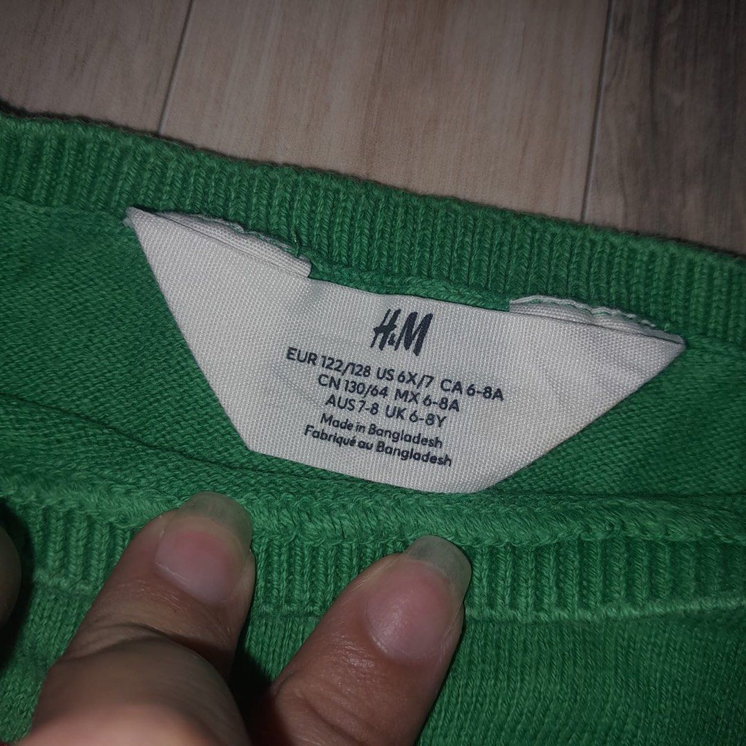 Christmas sweatshirt (Category: Babies & Kids Fashion) located in Pasig City. Submitted by swapwithme (Listing ID 1470728162, Image 2). Description: 8/10 condition 6-8 y.o .