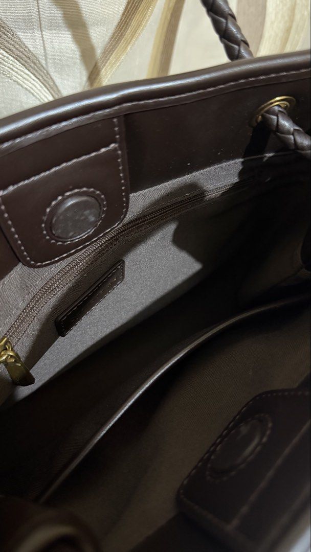 CHRISTY NG VERONA HANDBANG (Category: Luxury Bags & Wallets) located in Quezon City. Submitted by drickt21 (Listing ID 1470573538, Image 2). Description: Hello everyone! Selling my unused Christy Ng Verona. Yes, this is unused, since I thought it would complement my body frame..