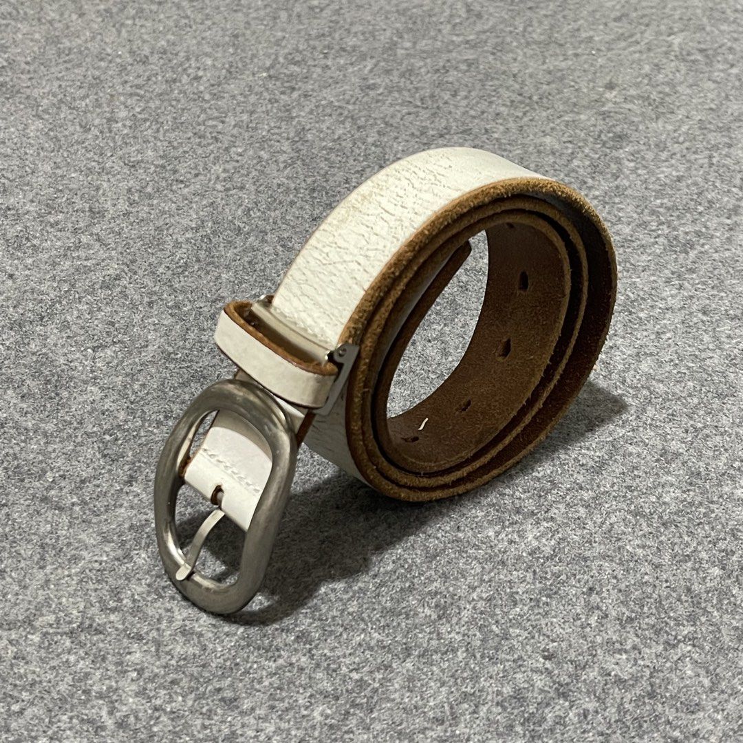 Classic Oval Buckle Leather Belt (31-35) (Category: Belts) located in Pasig City. Submitted by _rosasass_ (Listing ID 1470705683, Image 3). Description: Authntic Leather Excellent condition Waistline 31-35 Length 39 inch width 1.3 inch.