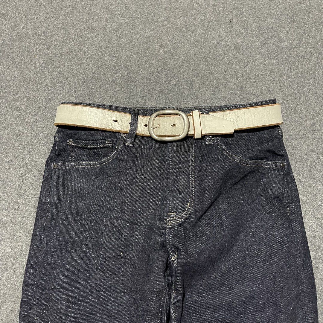 Classic Oval Buckle Leather Belt (31-35) (Category: Belts) located in Pasig City. Submitted by _rosasass_ (Listing ID 1470705683, Image 2). Description: Authntic Leather Excellent condition Waistline 31-35 Length 39 inch width 1.3 inch.