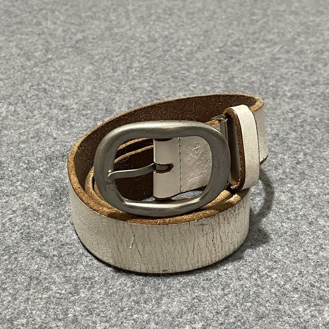 Classic Oval Buckle Leather Belt (31-35) (Category: Belts) located in Pasig City. Submitted by _rosasass_ (Listing ID 1470705683, Image 1). Description: Authntic Leather Excellent condition Waistline 31-35 Length 39 inch width 1.3 inch.