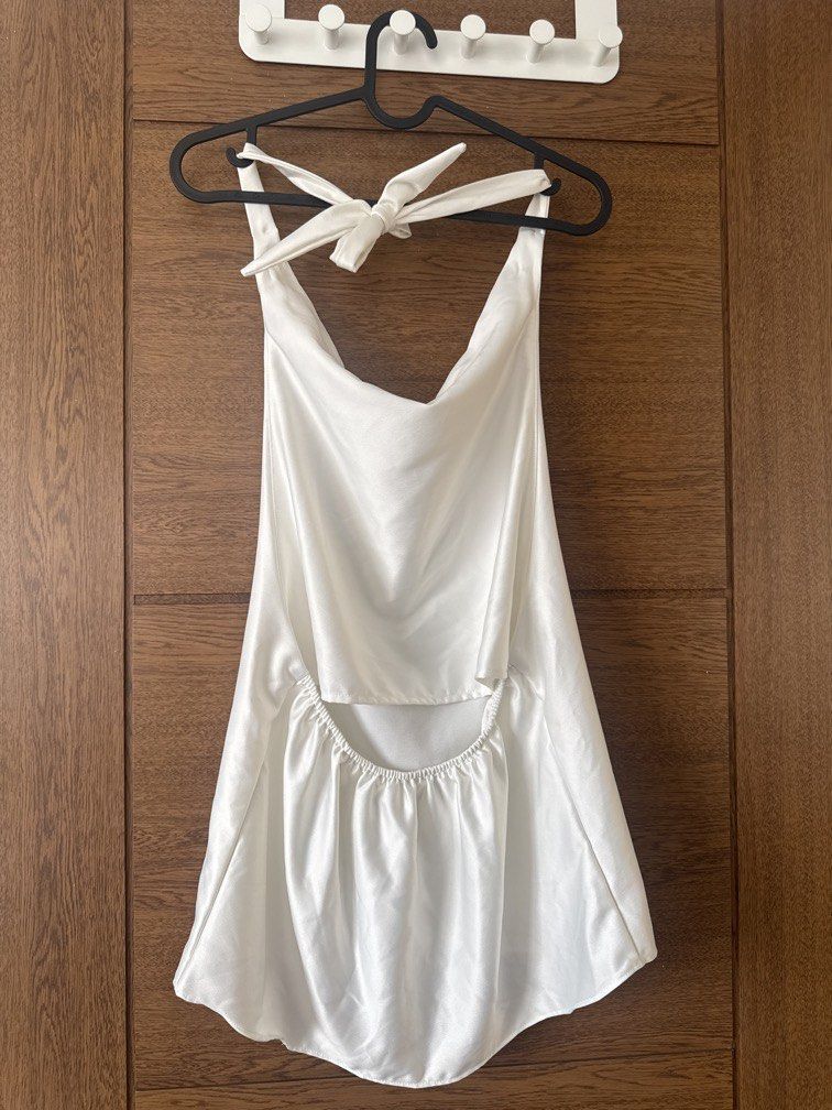 Classic White Halter neck backless top (Category: Others Tops) located in Manila. Submitted by namiskyumi (Listing ID 1470621419, Image 2). Description: - elegant looking - halter top - backless - Fits M/L.