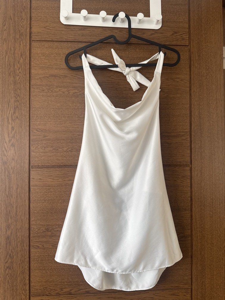 Classic White Halter neck backless top (Category: Others Tops) located in Manila. Submitted by namiskyumi (Listing ID 1470621419, Image 1). Description: - elegant looking - halter top - backless - Fits M/L.