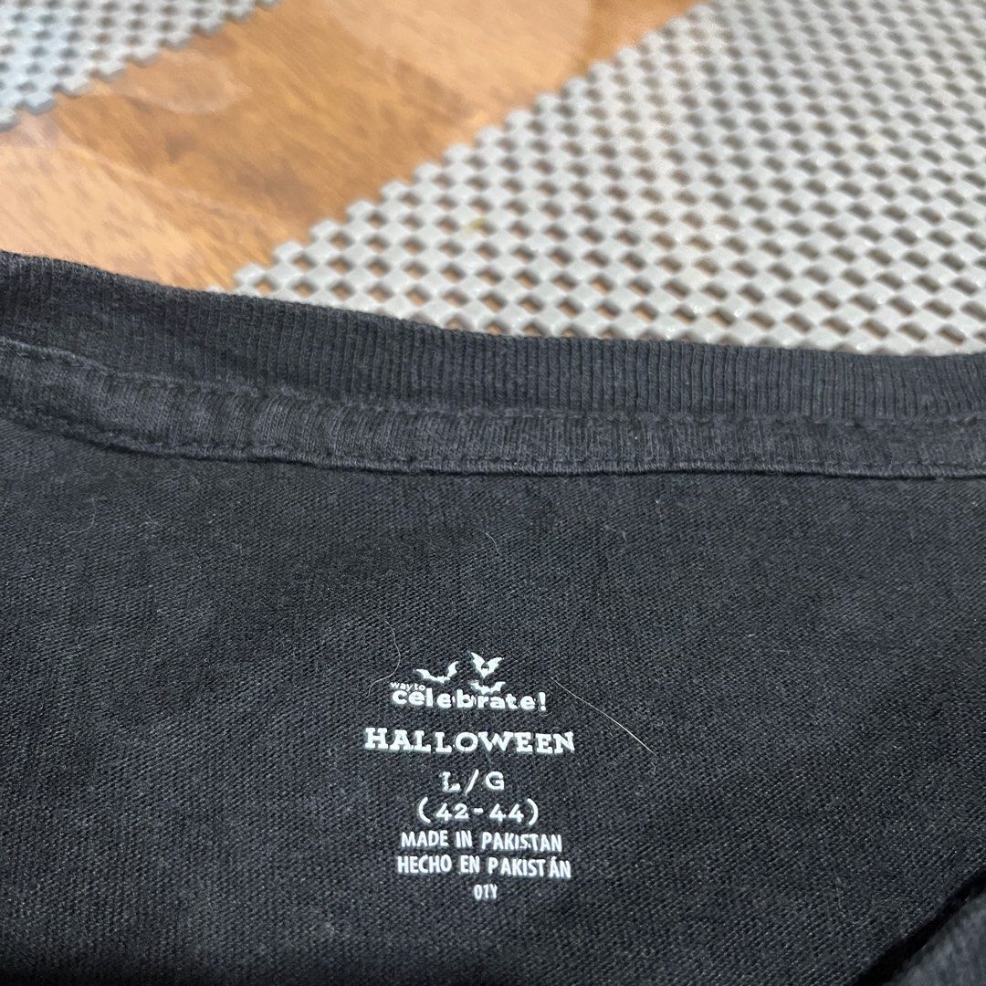 Clown Horror Tee (Category: Tshirts & Polo Shirts ) located in Bacoor. Submitted by manonghits_2000 (Listing ID 1470706706, Image 2). Description: Clown Horror Tee Halloween Print Tsg 22x30 Excellent No Major Flaws 300.