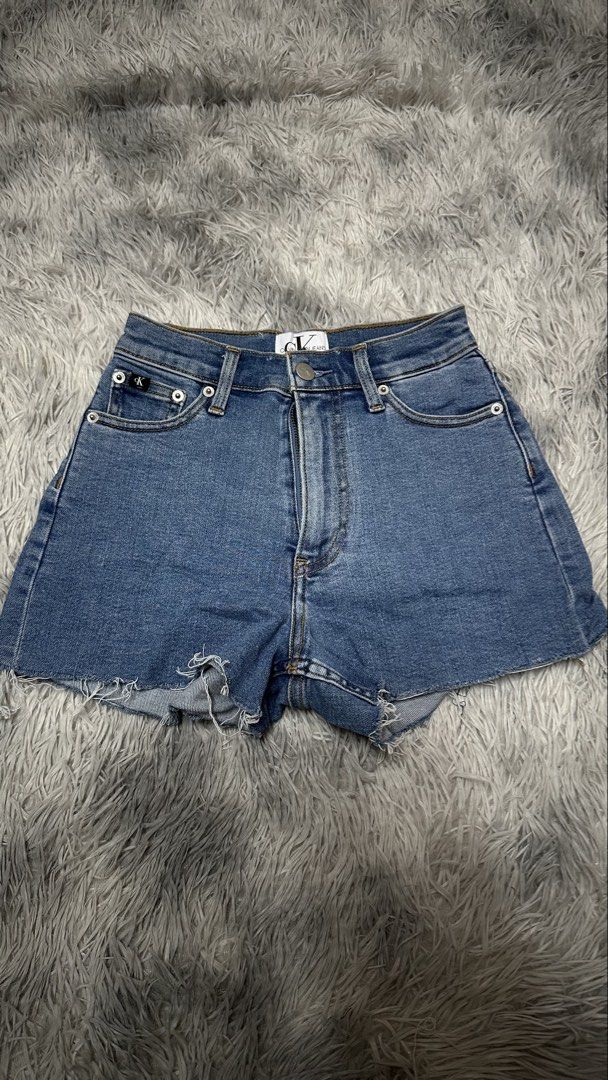 C*lvin klein sexy denim short (Category: Shorts) located in Manila. Submitted by paulovenegaskalakal2020 (Listing ID 1470584116, Image 2). Description: For sale! Kalakal Ck sexy denim short Calv*n klien WOMENS Size- 24 to 26 Stretchable denim Length- 11 inches Leg opening- 10 inches Good as new MINE 899 +sf.