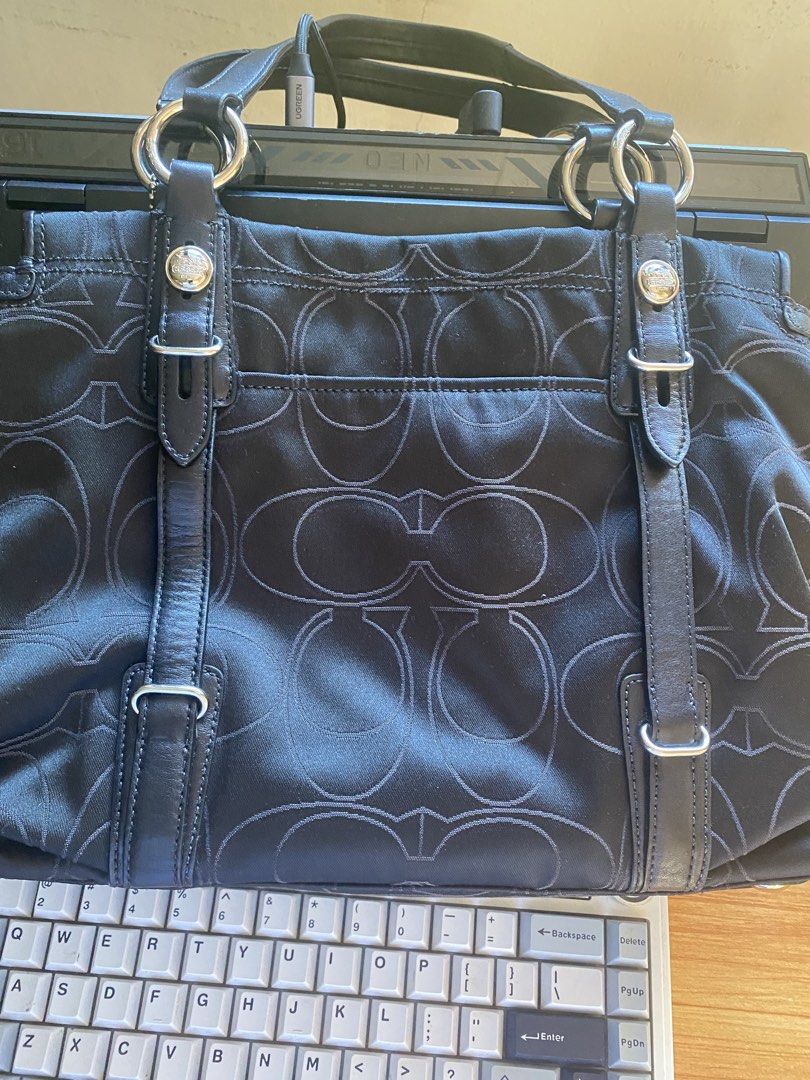 Coa ch Ba g (Category: Tote Bags) located in Sison. Submitted by swaksabudget (Listing ID 1470566845, Image 2). Description: In excellent used condition Free shipping.