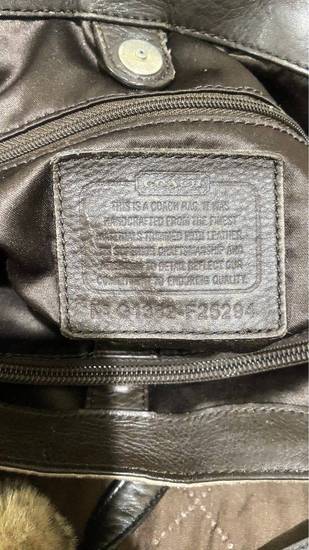 Coach (Category: Luxury Bags & Wallets) located in Valencia. Submitted by srn_stchl (Listing ID 1470558184, Image 3). Description: Issue: rubs sa back part .