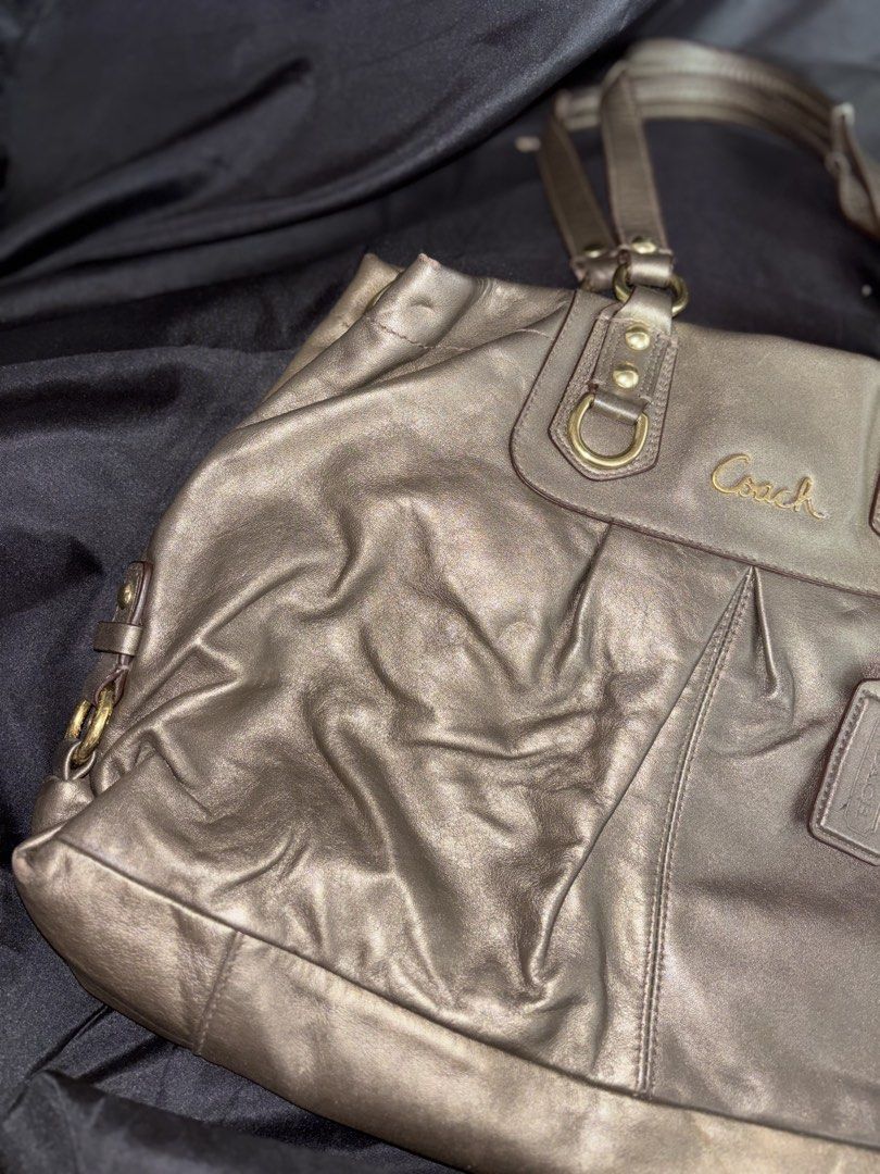 COACH ASHLEY SATCHEL IVORY LEATHER TOTE (Category: Luxury Bags & Wallets) located in Tuguegarao City. Submitted by mdeniseeug (Listing ID 1470626076, Image 1). Description: minimal signs of use with hangtag.