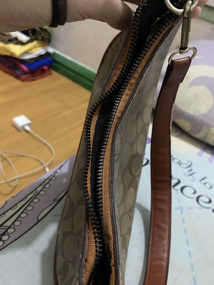 Coach Brown Kili Bag (Category: Luxury Bags & Wallets) located in Marikina City. Submitted by ctgccc (Listing ID 1470669500, Image 3). Description: Brand: Coach Design: brown signature monogram print Hardware: gold-tone hardware Damage: minor flaws lang Stain: none just need to be cleaned.